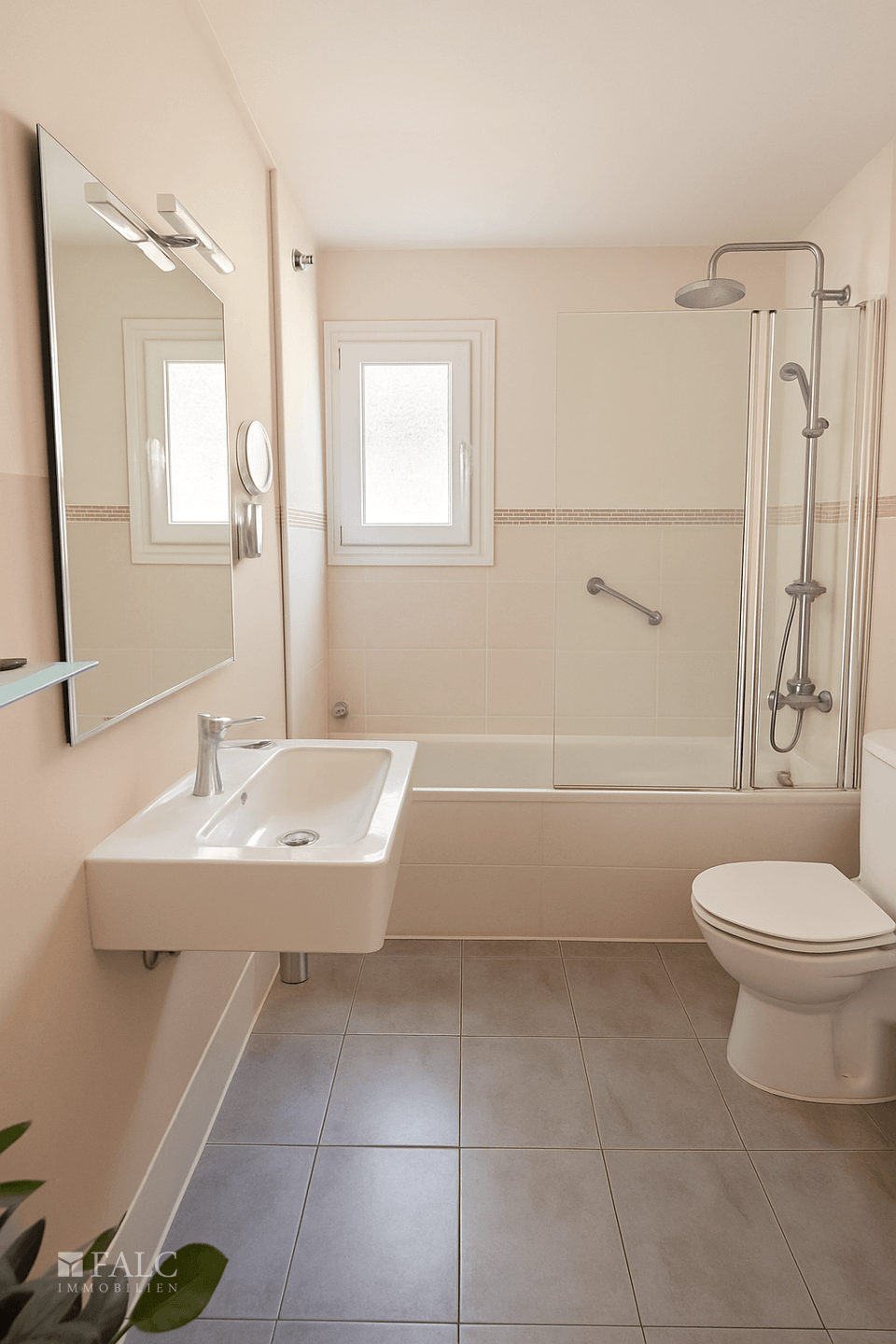 Badezimmer mit Badewanne